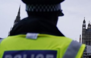 британски полицай изнасилил убил антиваксърка лежи живот