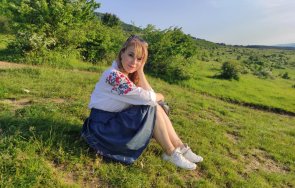 Мира Добрева седи