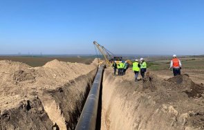 полицията издирва вандали пробили метални тръби газопровод