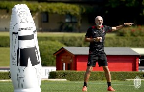 Милан ще предложи нов договор на треньора Стефано Пиоли Ръководството на