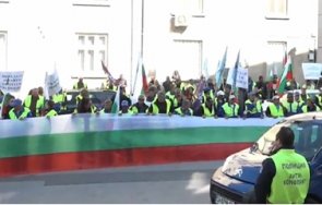 екшън пик стотици пътищари нахлуват мррб протеста кабинета радев троен кордон полицаи отблъсна комитова крие живо снимки