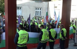 екшън пик стотици пътищари нахлуват мррб протеста кабинета радев троен кордон полицаи отблъсна комитова крие живо снимки