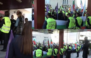 Стотици пътни строители опитват да пробият полицейския кордон пред Министерство