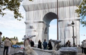 стотици хора събраха проливен дъжд париж видят последно опакованата триумфална арка