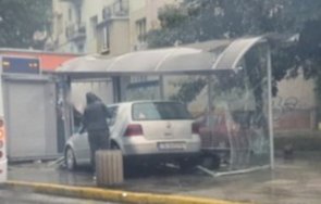 Автомобил се вряза в автобусна спирка в Пловдив Колата се е движела по