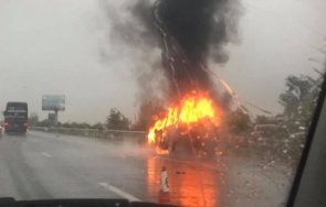 Автомобил е пламнал в движение на магистрала Тракия Инцидентът е