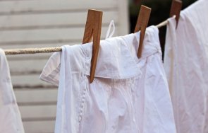 Белите дрехи трудно се поддържат чисти и свежи Дори и