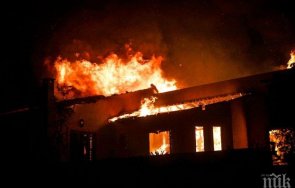 Огнеборците от Русе гасиха голям пожар в къща в кв
