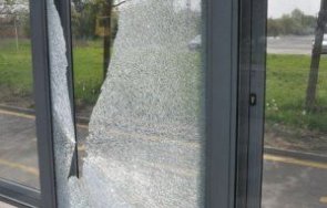 Трима непълнолетни потрошили стъкла на три имота в Горна Оряховица