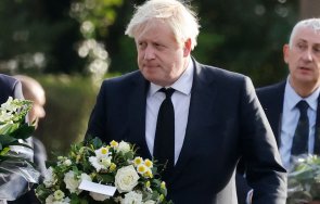 Британският премиер Борис Джонсън посети църквата в която вчера беше намушкан смъртоносно