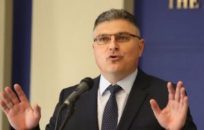 военният министър призова армията даде пример ваксинира covid