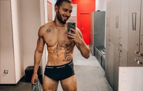 Скандалният певец показа нашарено с татуировки тяло и завидни мускули Нула