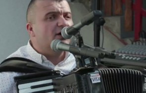 уличен музикант сложи pos терминал акордеона