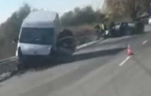 Бус и лек автомобил са се ударили на пътя Пловдив