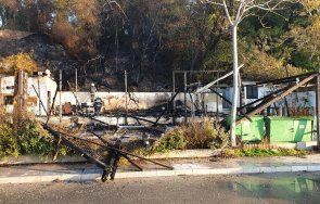 Заведение на крайбрежната алея във Варна изгоря до основи при