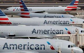 Авиокомпания Американ еърлайнс е отменила над 1400 през уикенда заради