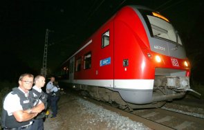 Трима души бяха ранени при нападение с нож във влак