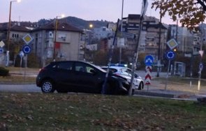 Лек автомобил се блъсна тази сутрин в стълб в Благоевград