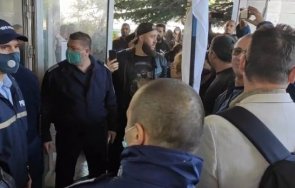 Служителите на реда във Варна спряха опит за нахлуване на антиваксъри