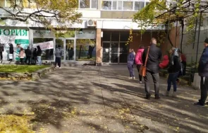 Големи се от сутринта пред лаборатории в Пловдив Хората чакат