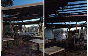 Пожар изпепели кафе Rose Garden на пл Тройката в Бургас