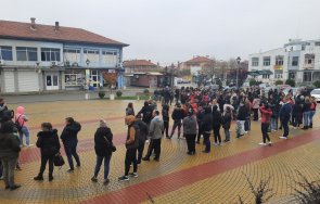 Над сто родители се събраха в град Раковски на протест