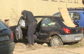 Клошари са се настанили в изоставен автомобил пред жилищен блок