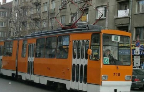 Във връзка с реализиране на ремонтни дейности на трамвайното трасе
