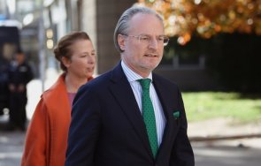 двама лозан панов извиниха издигането слушал пиарката