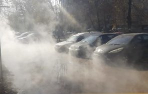 Хиляди литри гореща вода заляха две улици в Пловдив и