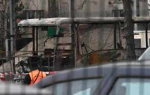 Преместиха изгорелия на магистрала Струма автобус в бивше военно поделение