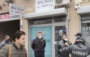 Служители на македонската пристигнаха пред офиса на Беса транс в