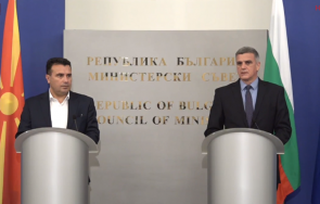 Министър председателят Стефан Янев и колегата му от Северна Македония дават
