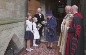 Британската кралица Елизабет присъства на кръщене на две от правнучетата