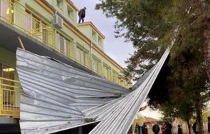 Вятър събори покрива на детската градина в Ново село край