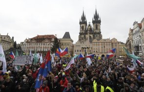 Хиляди се събраха в столицата Прага на протест срещу ограниченията Участниците
