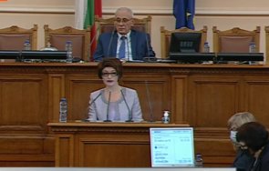 Председателят на парламентарната група на ГЕРБ СДС Десислава Атанасова размахва пръст