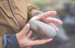 задържаха часа тийнейджър ударил камък главата малолетно момче