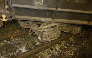 инцидент товарен влак дерайлира гарата мездра снимка