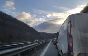 последните минути спряха камионите тунела траянови врата