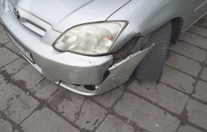 дрифтър помля две коли бяга полицията