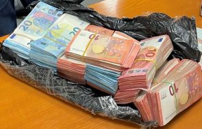 Митнически служители на Териториална дирекция Митница Бургас откриха недекларирана валута