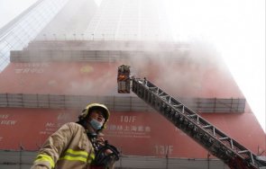 последните минути пожар избухна световния търговски център хонконг 300 души блокирани вътре видео