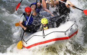 спасиха рафтинг лодки възрастен мъж блокиран придошлата струма