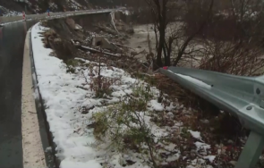 пренасят ръка лекарства храна вода хората откъснатите села триград