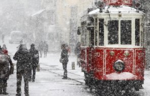 Обилни снеговалежи обхванаха Източна Турция Пътища и магистрали са затворени Над