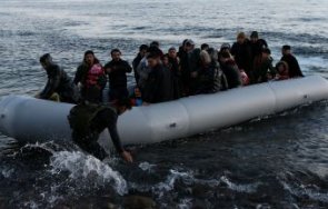 Най малко 11 души загинаха а 90 бяха спасени когато лодка
