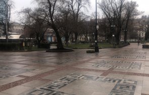 Незаконно заведение пред Народния театър в София вече е изцяло