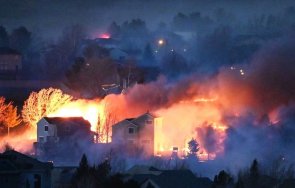 Опустошителен пожар в американския щат Колорадо Пламъците бушуват между Боулдър