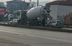 Лек автомобил се заби в бетоновоз в Пловдив сигнализираха очевидци Инцидентът